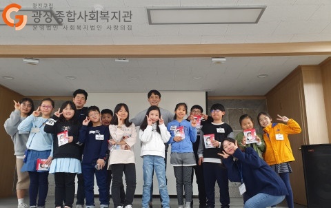 수정됨_단체사진2.jpg